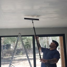 prywatnie - Gładzie wałkiem na suficie 200m2