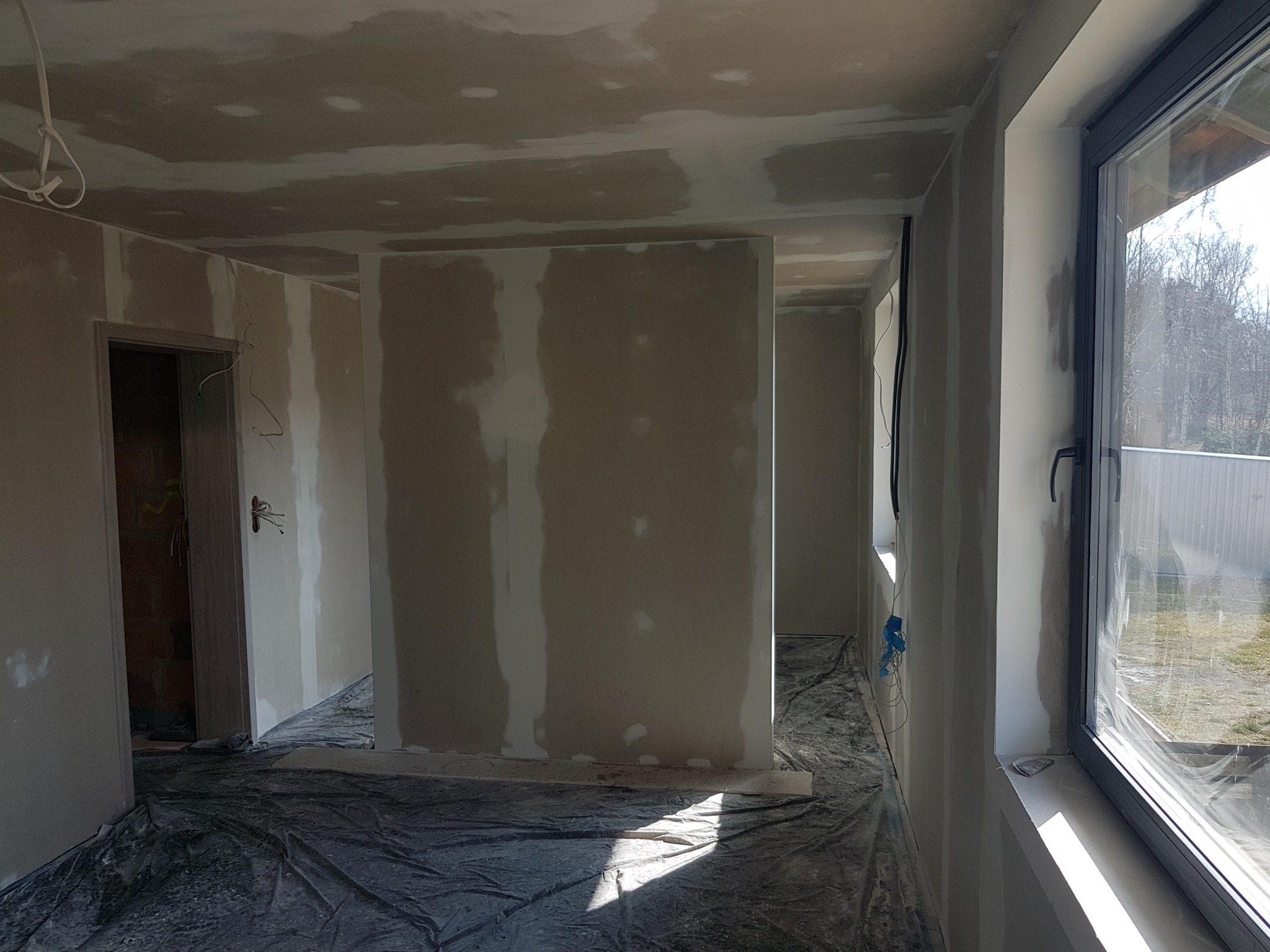 Cały salon w płytach GK+SUFIT podwieszany krzyżowo +ścianka tv