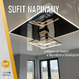 Błyszczący sufit napinany z nowoczesnym, kwadratowym oświetleniem LED, odbijającym się w powierzchni sufitu.