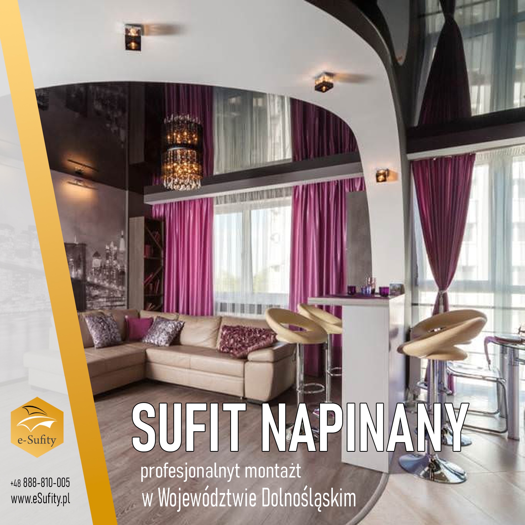 Nowoczesny salon z beżową sofą, krzesłami barowymi i czarnym, błyszczącym sufitem podwieszanym z oświetleniem punktowym i dekoracyjnym żyrandolem.