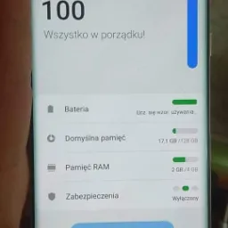 Ekran smartfona Samsung z włączoną aplikacją do optymalizacji urządzenia, wskazującą 100% sprawności, widoczne informacje o baterii, pamięci RAM i wolnej przestrzeni dyskowej.