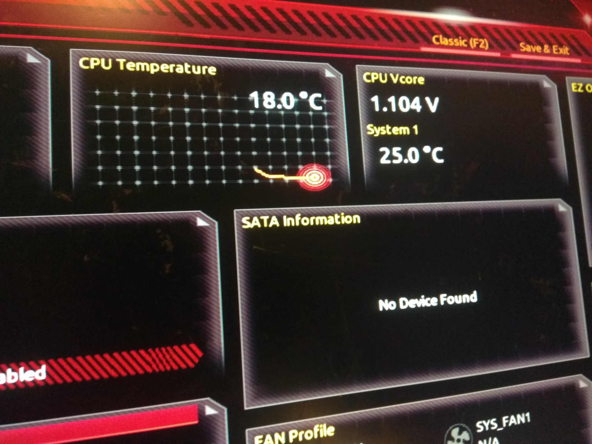 Ekran BIOS komputera stacjonarnego z wyświetlonymi informacjami o temperaturze procesora (18 stopni Celsjusza), napięciu rdzenia (1.104V) oraz temperaturze systemu (25 stopni Celsjusza), obok...
