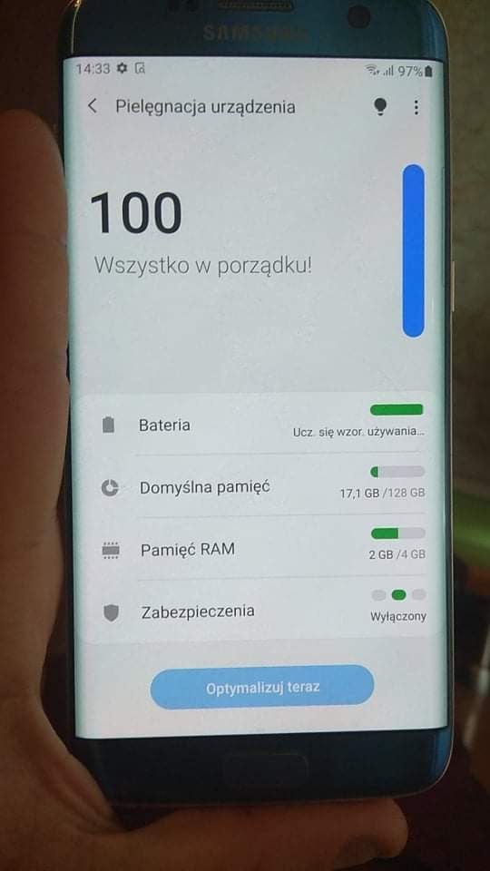 Ekran smartfona Samsung z włączoną aplikacją do optymalizacji urządzenia, wskazującą 100% sprawności, widoczne informacje o baterii, pamięci RAM i wolnej przestrzeni dyskowej.
