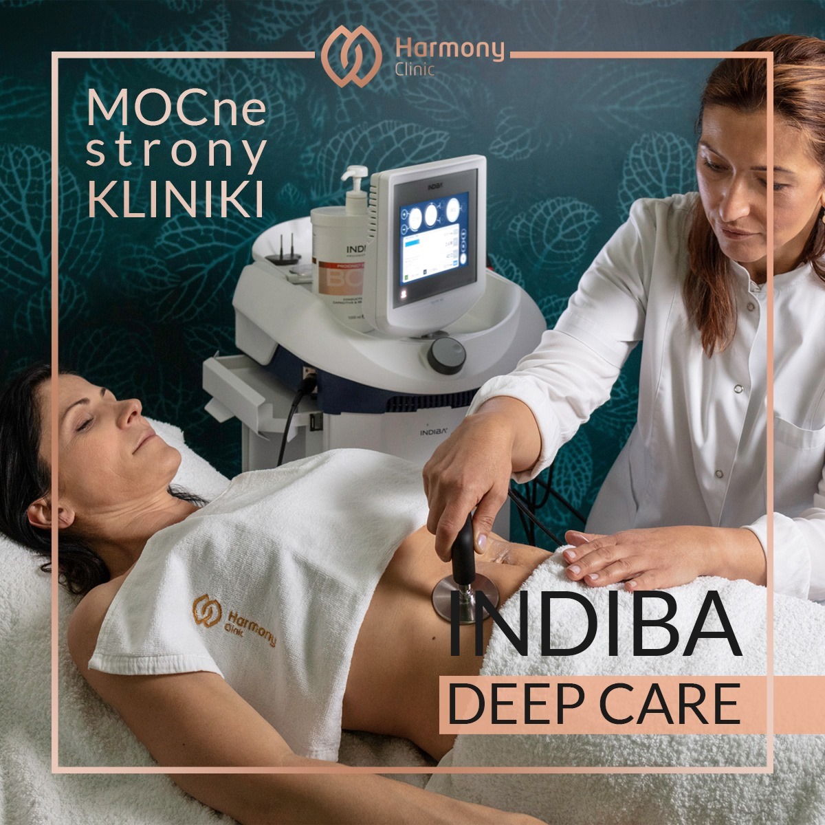 Pacjentka leży na leżance, a specjalista wykonuje zabieg urządzeniem Indiba na brzuchu, w tle widoczny sprzęt medyczny i logo Harmony Clinic.