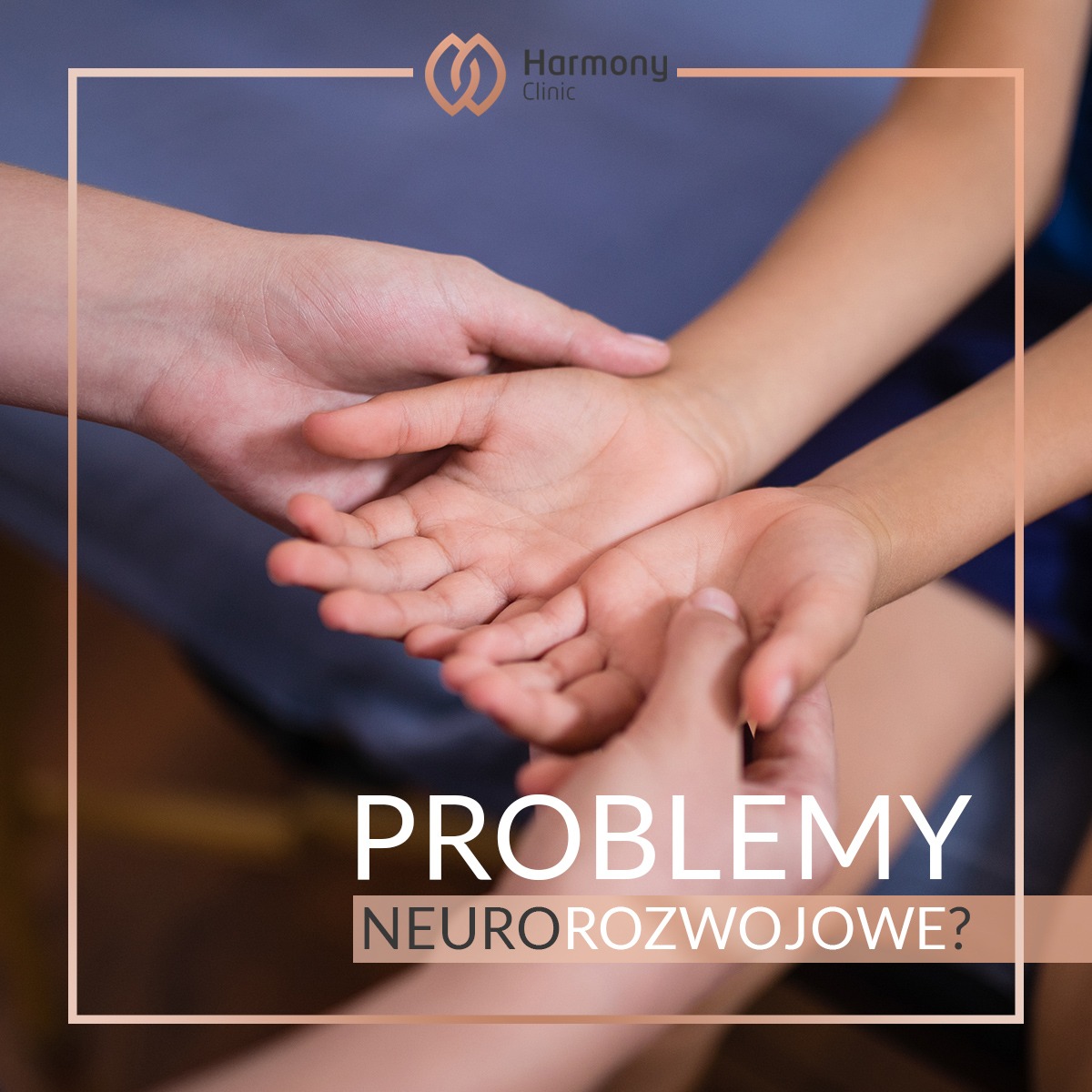 Dłoń terapeuty delikatnie dotyka dłoni dziecka, logo Harmony Clinic w górnym rogu, pytanie o problemy neurorozwojowe zapisane dużymi literami na pierwszym planie.