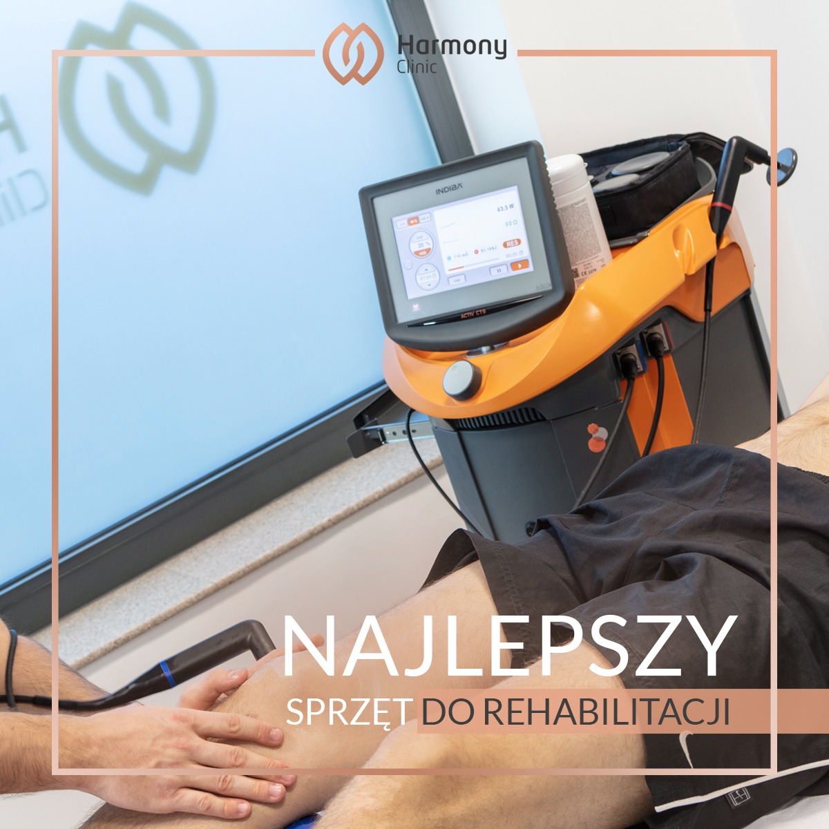 Rehabilitacja kolana pacjenta przy użyciu urządzenia Indiba Activ CT9 w Harmony Clinic, widoczne wskazania na ekranie urządzenia.