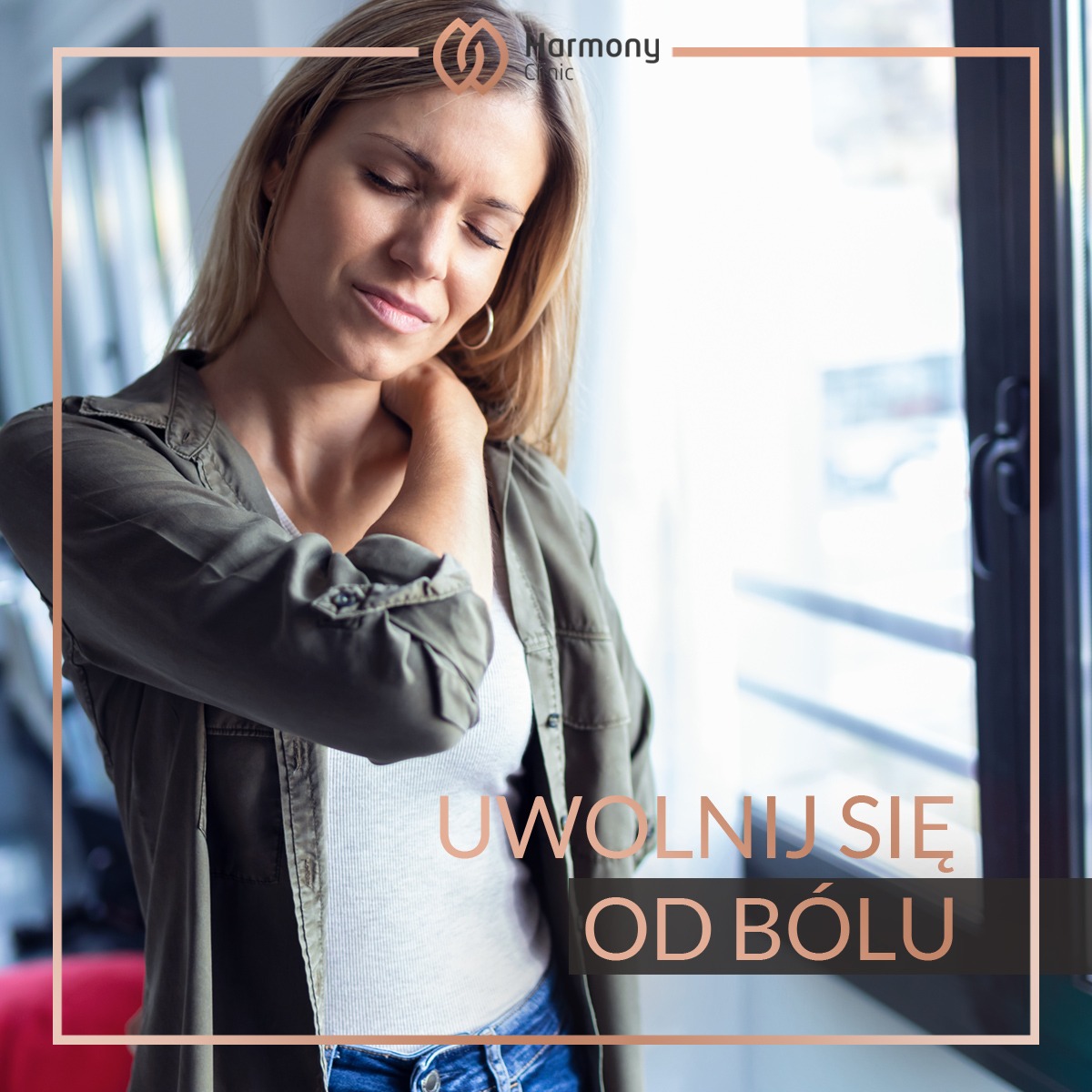 Kobieta z grymasem bólu masuje szyję w pobliżu okna, logo kliniki w rogu.