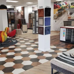 Salon firmowy podłóg i tapet przy ulicy Kaszubskiej 3 w Opolu