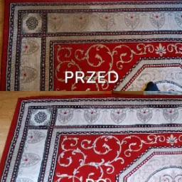 Dywan z czerwonym wzorem, widok z góry, porównanie stanu przed i po czyszczeniu, z widocznym napisem 'PRZED' na brudniejszej części i 'PO' na czystej.