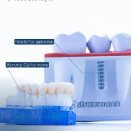 Model z koroną cyrkonową na niebieskim podłożu, w tle model z implantami zębowymi i logo Straumann