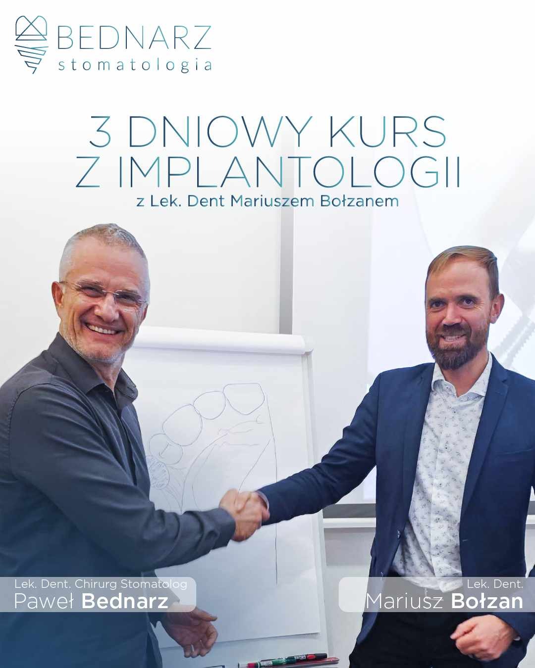 Uśmiechnięci dentyści, Paweł Bednarz i Mariusz Bołzan, witają się uściskiem dłoni na tle flipchartu z rysunkiem anatomicznym stopy, promując trzydniowy kurs implantologii.