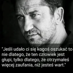 Czarno-białe zdjęcie twarzy mężczyzny z tekstem o zaufaniu. Portret z napisem w języku polskim, sugerujący refleksję nad relacjami i oszustwem.