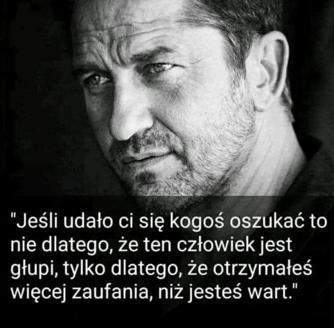 Czarno-białe zdjęcie twarzy mężczyzny z tekstem o zaufaniu. Portret z napisem w języku polskim, sugerujący refleksję nad relacjami i oszustwem.