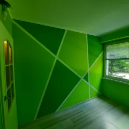 Pokój pomalowany na różne odcienie zieleni z geometrycznym wzorem z białych pasków, widoczne okno z żaluzjami i biały grzejnik, drewniana podłoga.