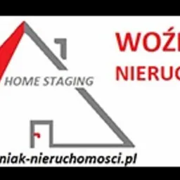 Logo firmy Wozniak Nieruchomości z elementem graficznym w kształcie domu w kolorach czerwonym i szarym, oraz adresem strony internetowej poniżej.
