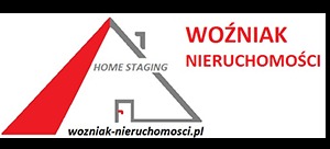 Logo firmy Wozniak Nieruchomości z elementem graficznym w kształcie domu w kolorach czerwonym i szarym, oraz adresem strony internetowej poniżej.