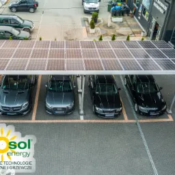 Zadaszony parking z panelami fotowoltaicznymi nad czterema samochodami, widok z góry, logo firmy Innosol Green Energy w lewym dolnym rogu.