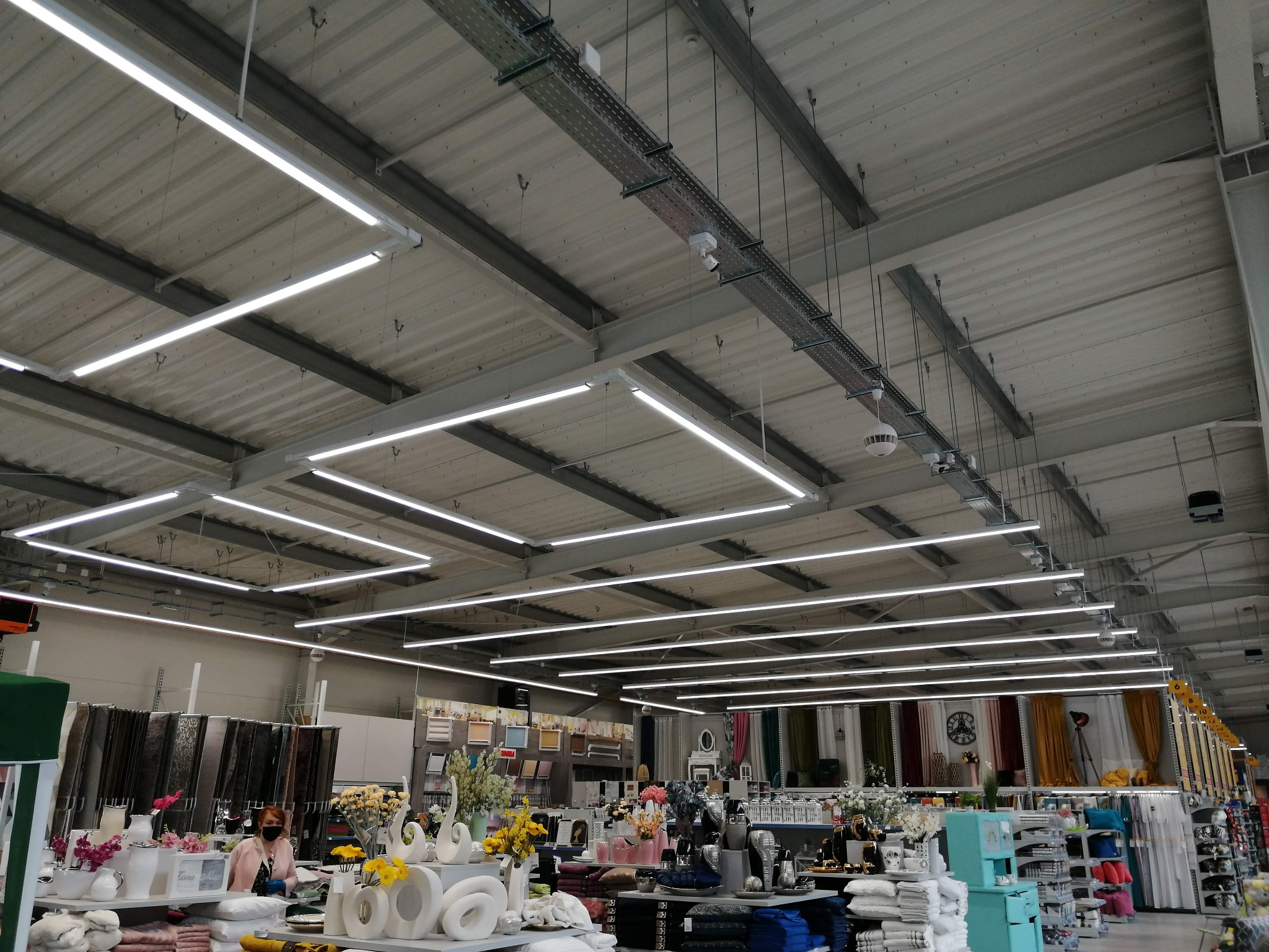 PSP Mrówka, Śrem, oświetlenie liniowe marketu.