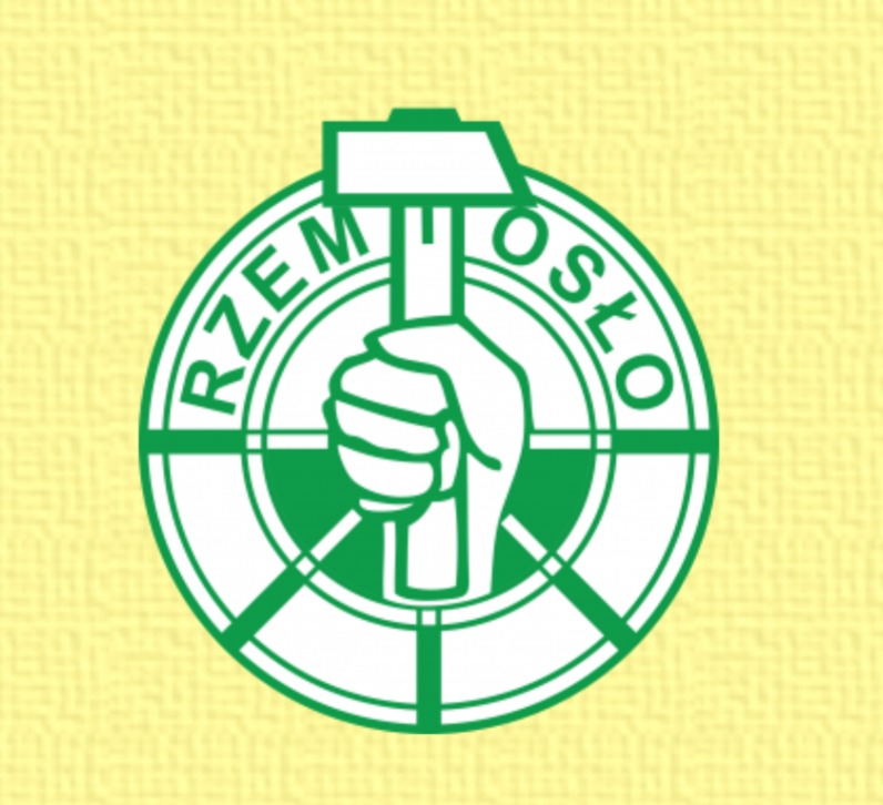 Zielone logo cechu rzemiosł z ręką trzymającą młotek w okręgu z napisem 'RZEMIOSŁO'.