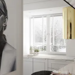 Nowoczesna, jasna kuchnia z białymi szafkami, złotym okapem i zegarem, minimalistycznym wystrojem oraz obrazem z motywem kobiety w okularach z różowymi pasami.