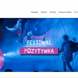 Strona internetowa Festiwalu Pozytywka z Bydgoszczy, prezentująca scenę z olbrzymim, niebieskim słoniem i postaciami w tle, otoczona elementami graficznymi planet i rakiety.