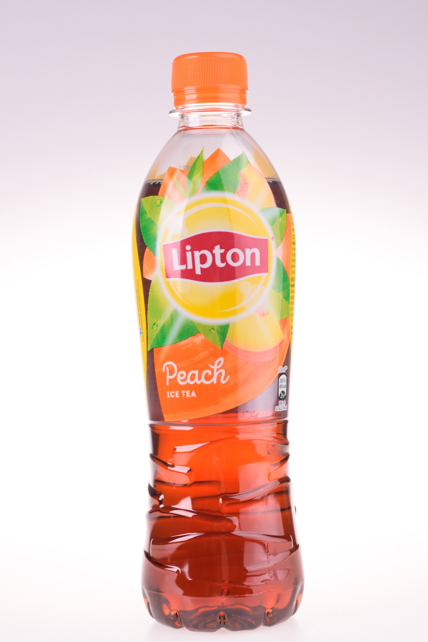 Plastikowa butelka z herbatą mrożoną Lipton Peach na białym tle, z widoczną etykietą i pomarańczową nakrętką.