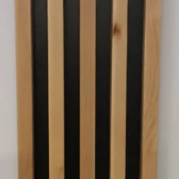 Lamel drewniany z pełnego drewna bukowego, o wymiarach 40x40x250. Indywidualne zamówienie klienta