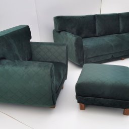 Najmart Sp. z o.o. - Komplet wypoczynkowy: sofa, fotel i pufa w odcieniach butelkowej zieleni, z pikowaniem w romby, na tle białej ściany. Minimalistyczny design, drewniane nóżki.