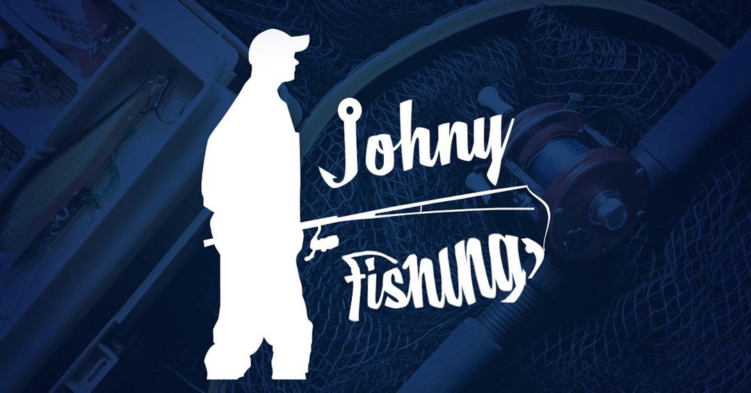 Grafika z sylwetką wędkarza, napisem 'Johny Fishing', wędką, kołowrotkiem i siatką na ryby, utrzymana w ciemnoniebieskiej kolorystyce.