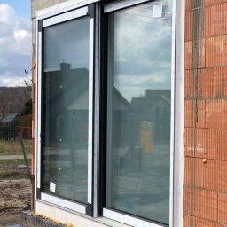 Okna Veka Softline 82 MD, ciepły montaż z częściowym wysunięciem okien za lico ściany.
Ruda Śląska