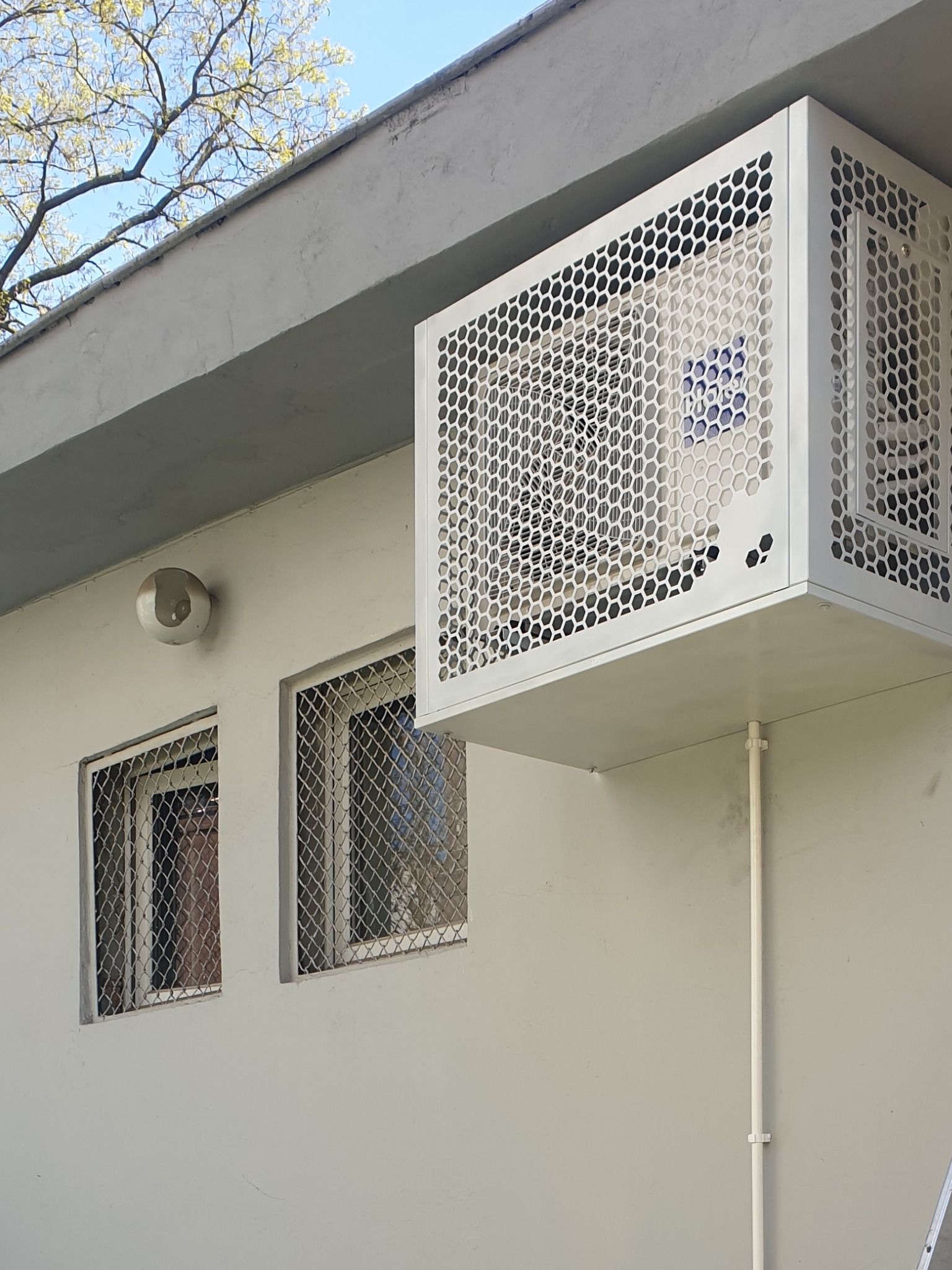 Agregaty mogą być w takich zabudowach pasujących kolorystycznie do elewacji