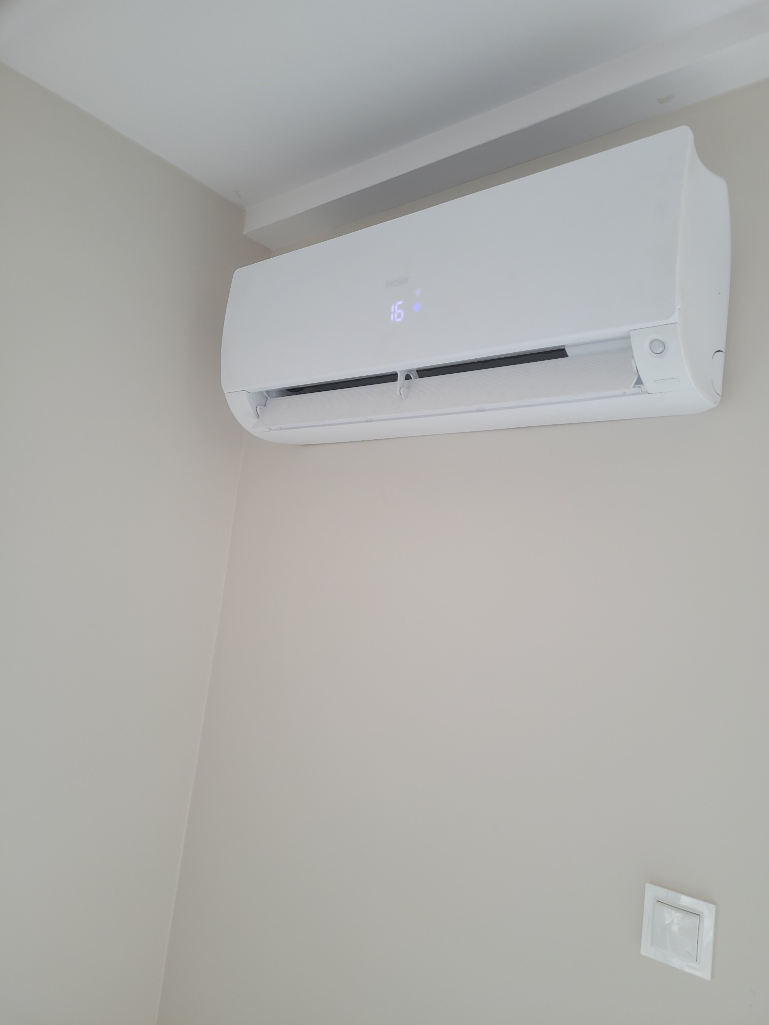 Model Haier Flexis biały matowy