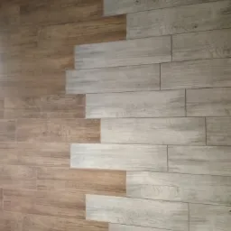 Ściana wykończona panelami imitującymi drewno, z podziałem na jasnobrązowe i szare odcienie, ułożonymi w poziomych rzędach.