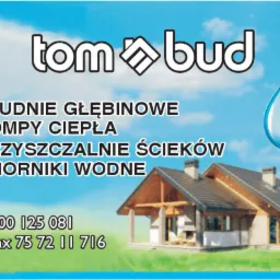 Grafika reklamowa firmy Tom Bud z logo, listą usług (studnie głębinowe, pompy ciepła, oczyszczalnie ścieków, zbiorniki wodne) numerami telefonów oraz wizualizacją domu na tle błękitnego nieba...