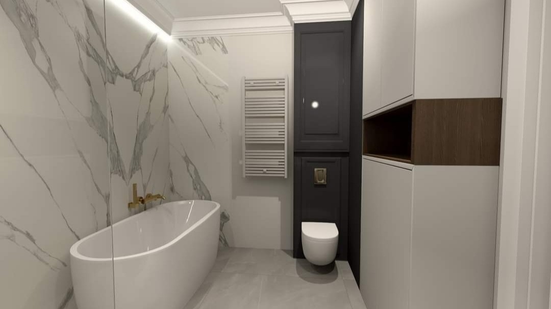 Nowoczesna łazienka z wanną wolnostojącą i marmurową ścianą, grzejnikiem drabinkowym oraz zabudową meblową z elementami w kolorze drewna, utrzymana w jasnej kolorystyce z akcentami czerni.