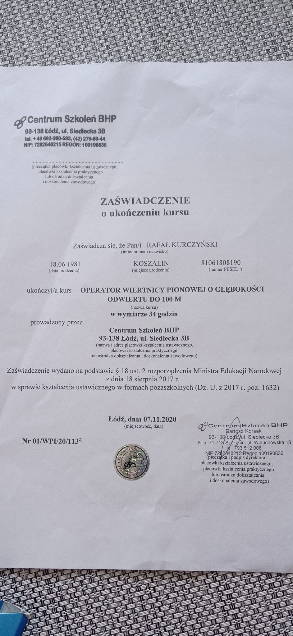 Skan zaświadczenia o ukończeniu kursu operatora wiertnicy pionowej o głębokości odwiertu do 100 m, wydanego przez Centrum Szkoleń BHP w Łodzi, z pieczątkami i danymi kursanta.