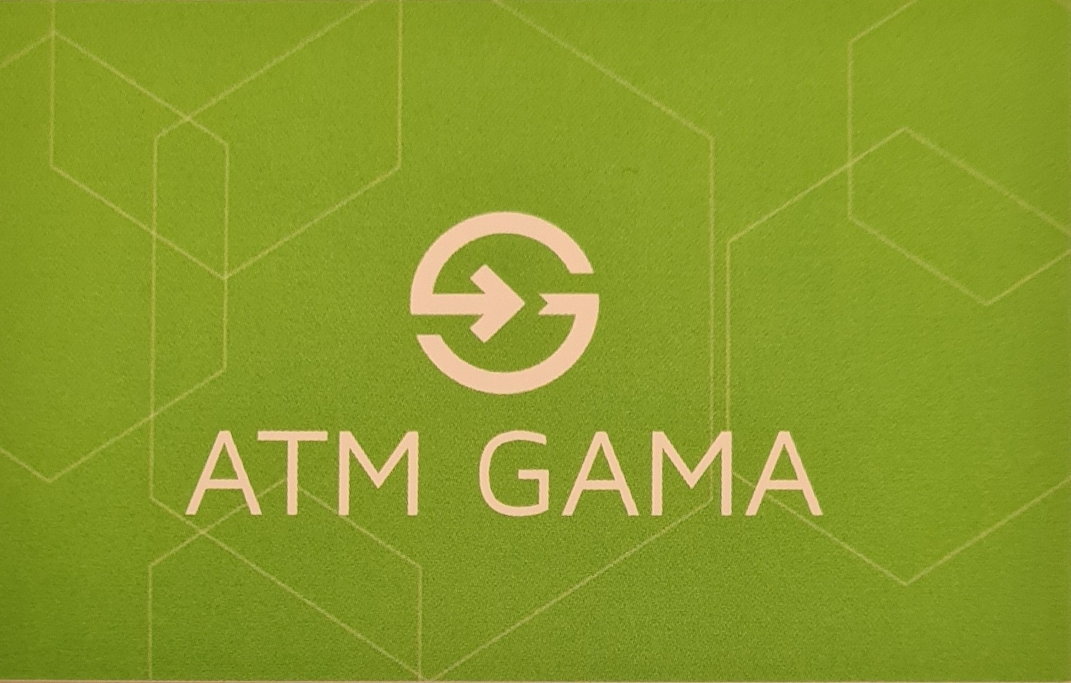 Zielone tło z geometrycznym wzorem, logo ATM GAMA z symbolem strzałki w okręgu.