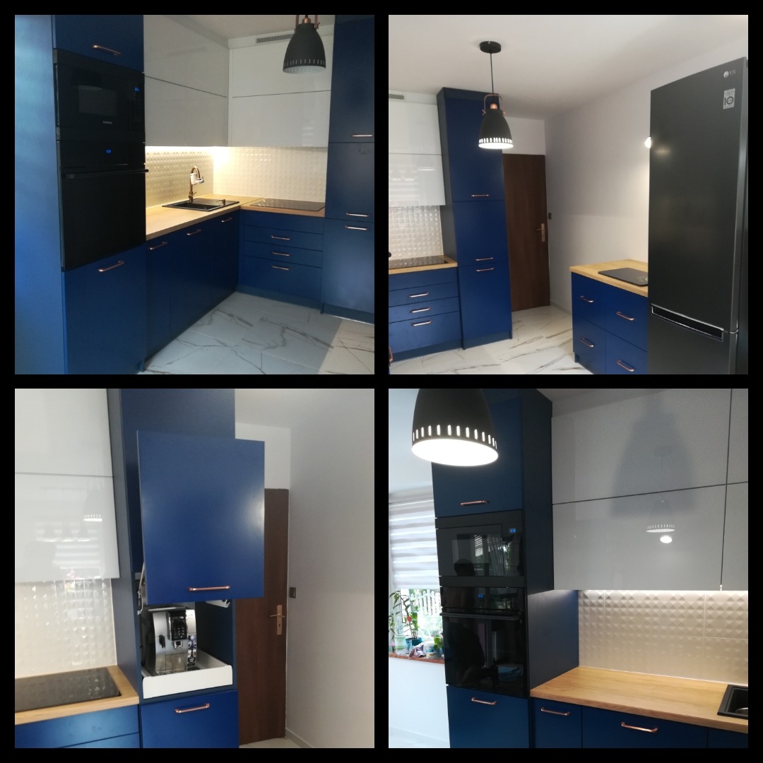 Nowoczesna kuchnia w kolorze granatowym i białym z drewnianym blatem, oświetleniem punktowym i sprzętem AGD w zabudowie.