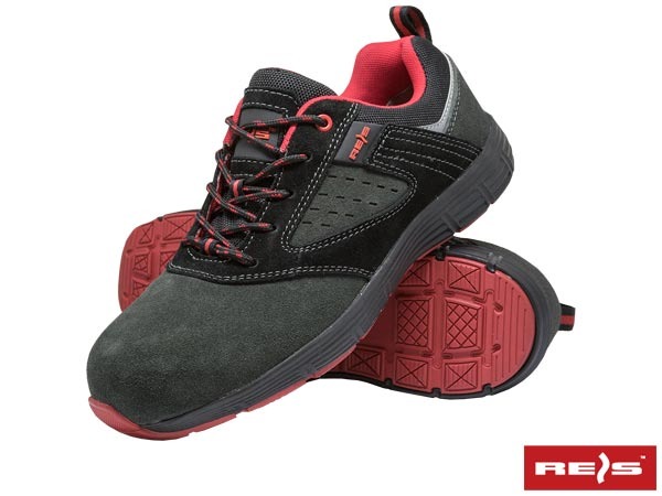 Para czarno-szarych butów roboczych z czerwonymi akcentami na podeszwie i sznurówkach, prezentowana na białym tle z widocznym logo producenta w prawym dolnym rogu.