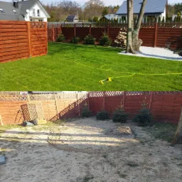 Dzielone zdjęcie ogrodu: górna część z zielonym trawnikiem, systemem nawadniania i drewnianym ogrodzeniem z ozdobnymi elementami, dolna część z przygotowanym terenem pod trawnik, widoczne sadzonki...