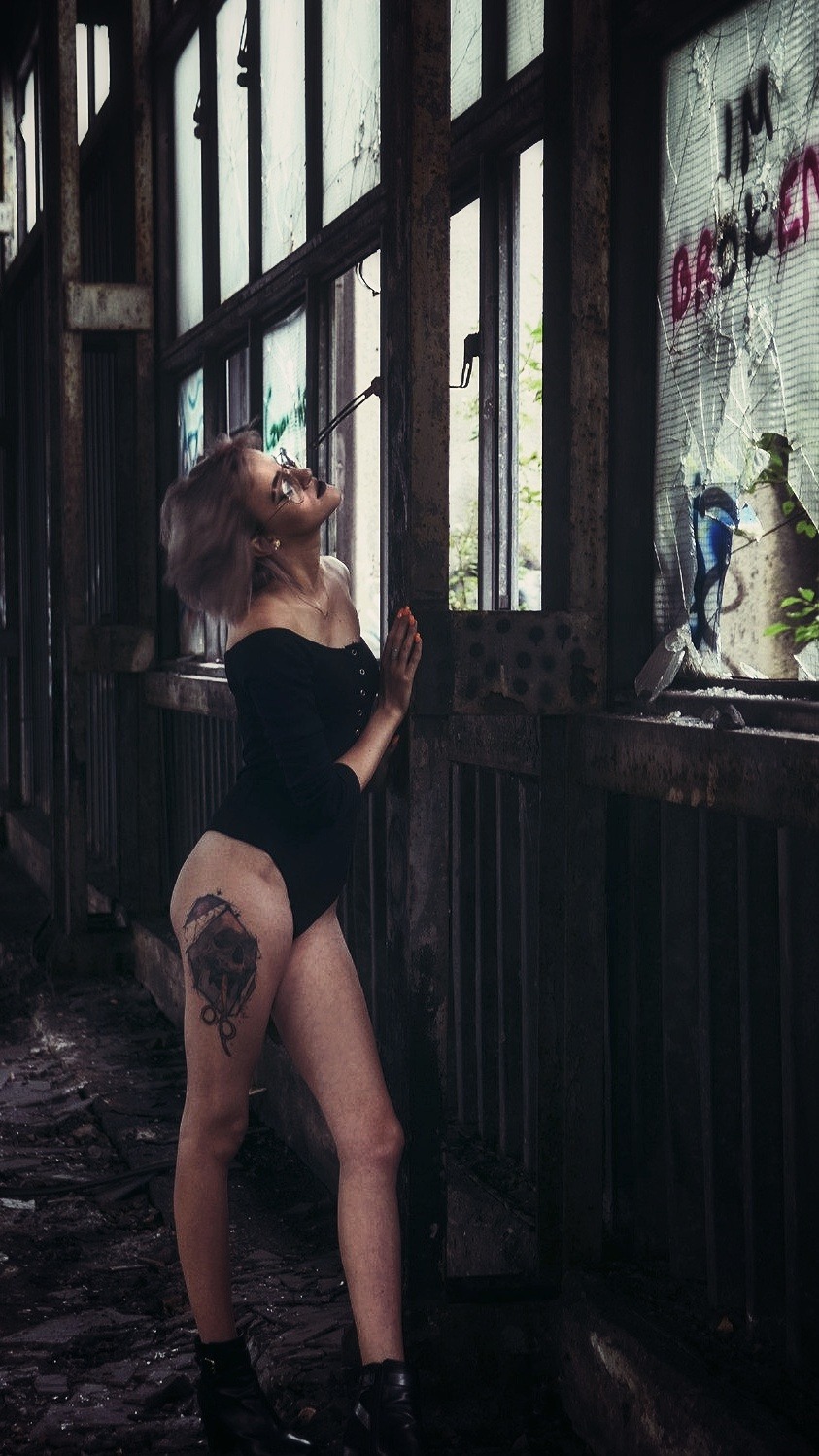 Sesja portretowa w opuszczonym miejscu