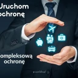 Mężczyzna w garniturze prezentuje dłońmi ikony: samolot, rodzina, apteczka, skarbonka i samochód, symbolizujące różne aspekty ochrony.