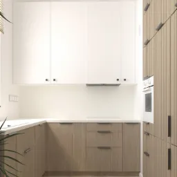 Nowoczesna kuchnia w jasnych barwach z drewnianymi akcentami, białe szafki górne i fronty z pionowymi listwami, parkiet w jodełkę, minimalistyczne uchwyty i wbudowany piekarnik.