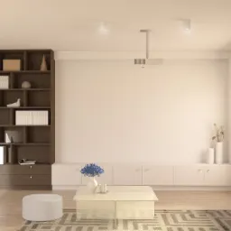 Jasne wnętrze salonu z minimalistycznym regałem, niską szafką RTV, szklanym stolikiem kawowym i projektorem sufitowym