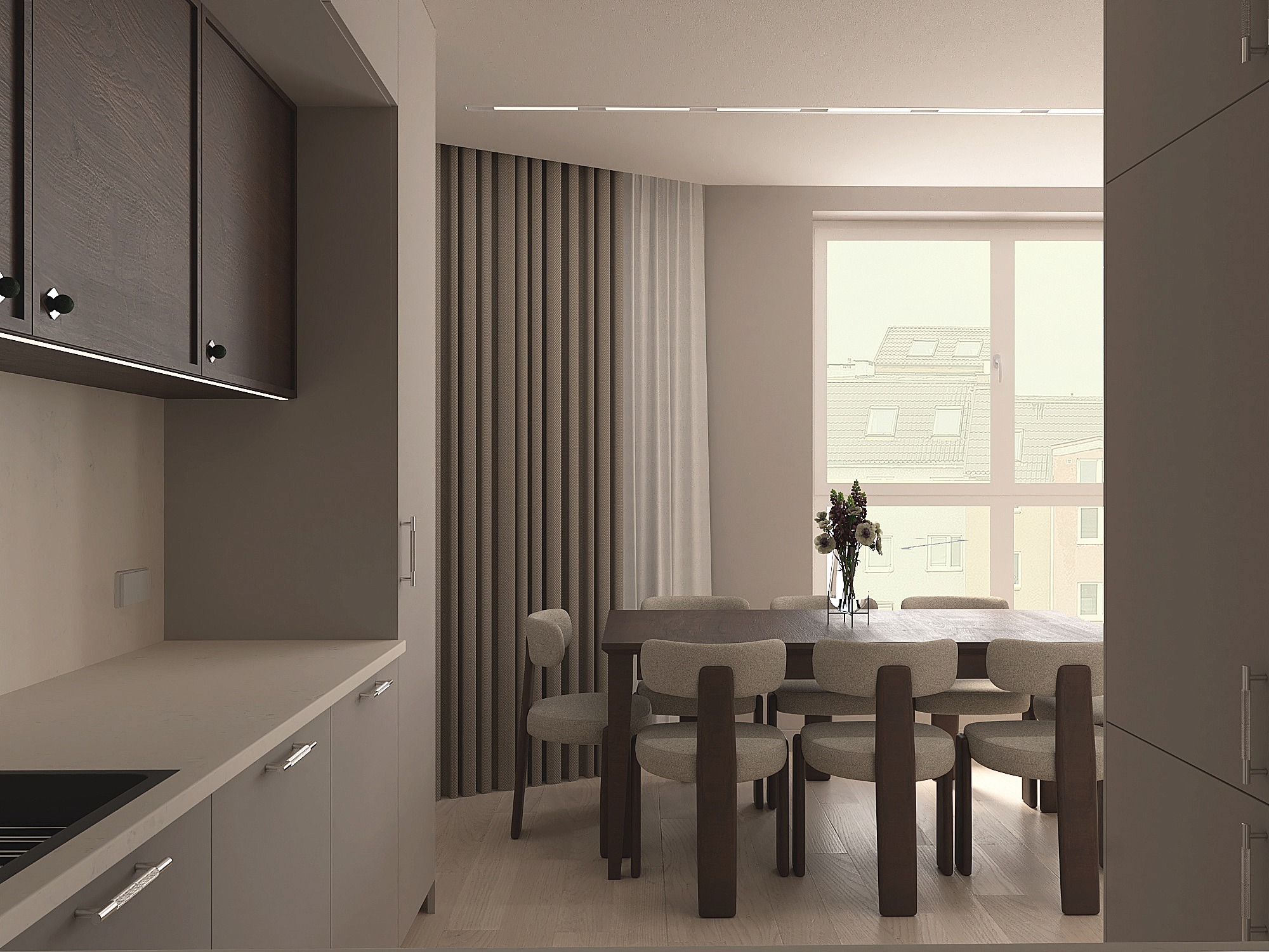 Minimalistyczna jadalnia z drewnianym stołem i krzesłami w odcieniach szarości, z widokiem na miasto przez okno. Uwagę przykuwają ciemne szafki kuchenne i subtelne oświetlenie.