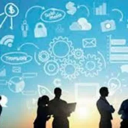 Grupa sylwetek osób stojących na tle niebieskiej tablicy z rysunkami symbolizującymi procesy biznesowe, dane, technologię i media społecznościowe.