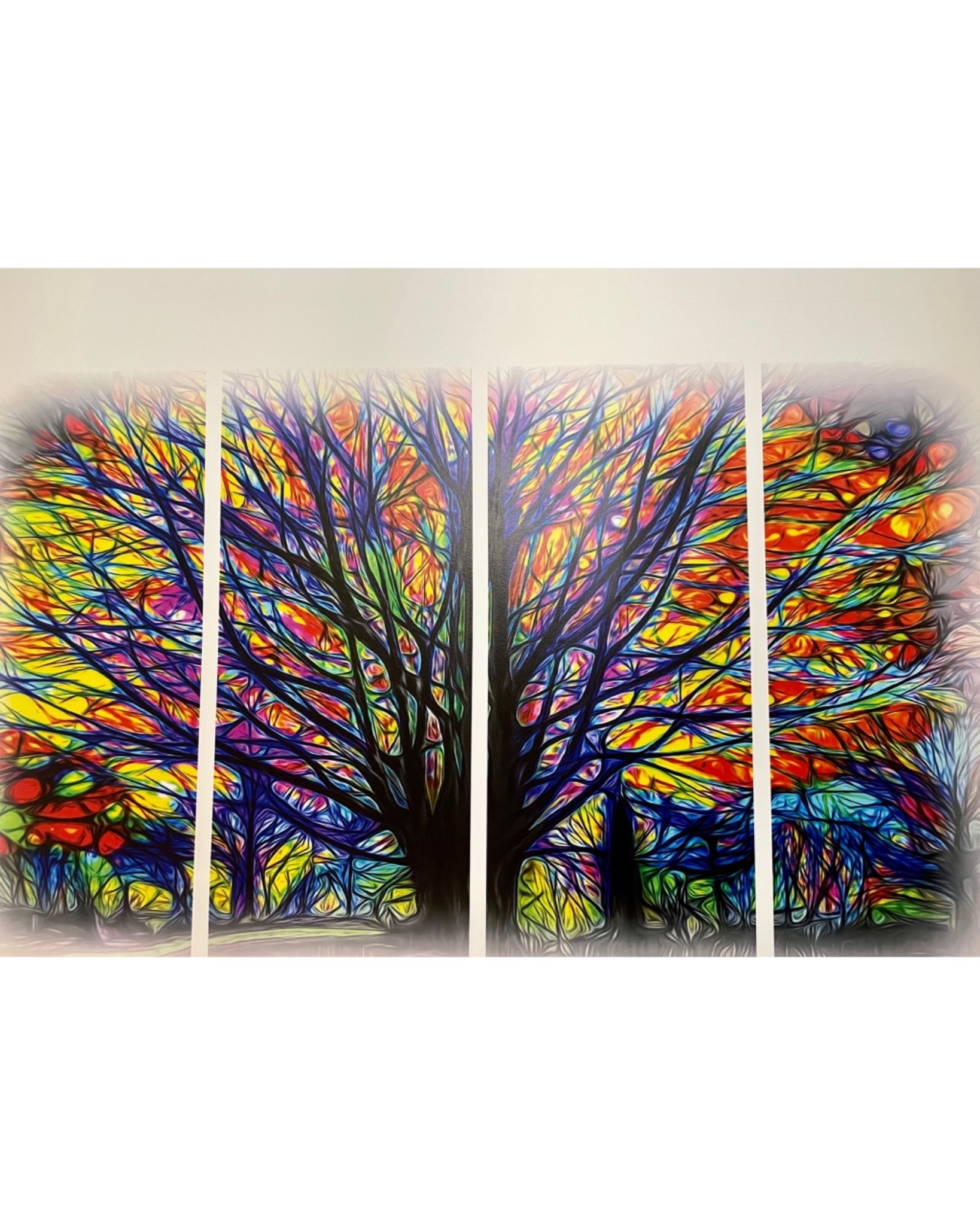 Abstrakcyjne, wieloczęściowe dzieło przedstawiające drzewo z kolorowymi gałęziami na jasnym tle.