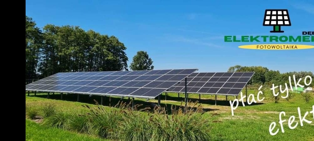 Dwa rzędy paneli fotowoltaicznych na zielonej łące, w tle drzewa i błękitne niebo, widoczne logo firmy 'Elektromel' z napisem 'Fotowoltaika'.