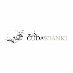 Logo firmy 'Mate Cudawianki' z motywem florystycznym: okrąg z gałązką i kwiatami w odcieniach brązu i czerni.