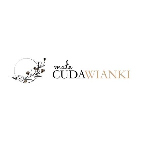 Logo firmy 'Mate Cudawianki' z motywem florystycznym: okrąg z gałązką i kwiatami w odcieniach brązu i czerni.